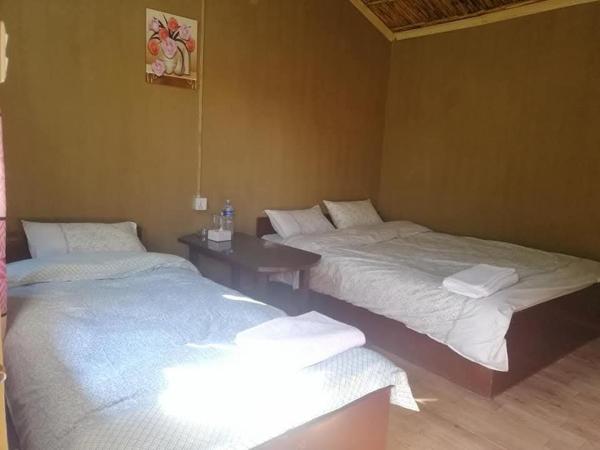 På bildet vises objektet Crocodile View Camp Hôtel som ligger i byen Khargauli.