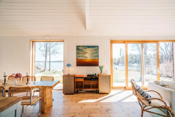 Na zdjęciu widoczny jest obiekt Island Home By Water And Sauna In Södermöja położony w mieście Möja.