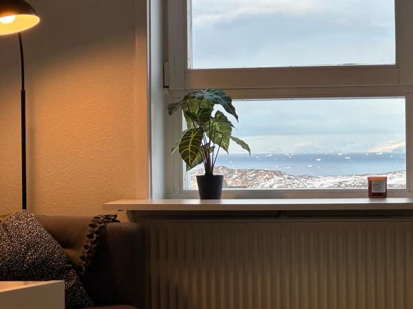 The photo shows the Illu Rental - Sea & City view Guesthouse located in the city of Ilmanaq.