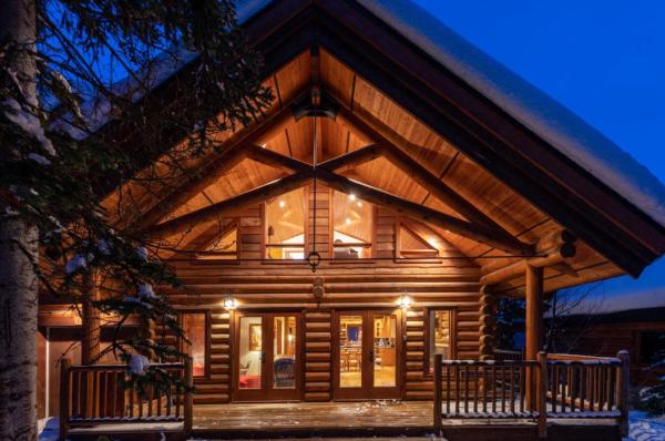 Op de foto is het object GrizzPaw Lodge - Mountain Resort - 5 Bedroom Chalet - Sleeps 14 People te zien, gelegen in de stad Golden.