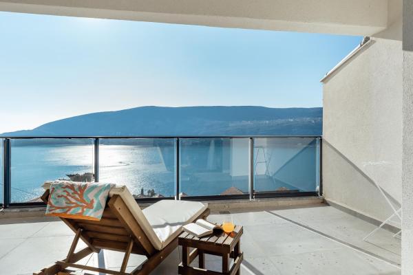 På billedet ses objektet Novi Hills Residence beliggende i byen Španjola.