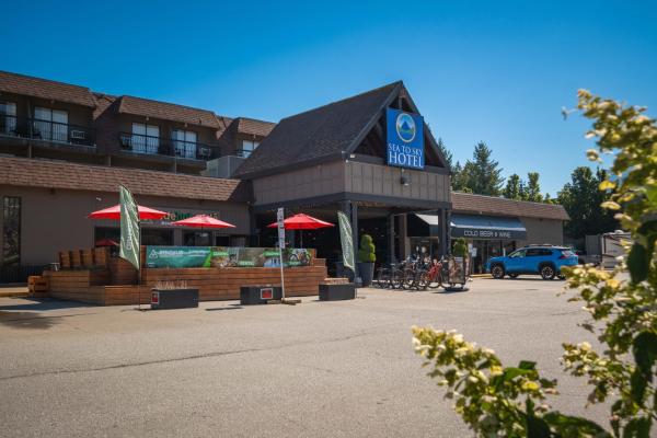 Na zdjęciu widoczny jest obiekt Sea to Sky Hotel and Conference Centre położony w mieście Squamish.
