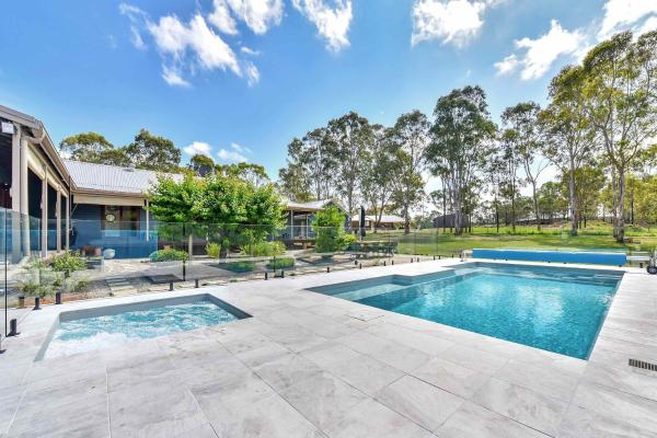 The photo shows the Whispering Gums located in the city of Branxton.