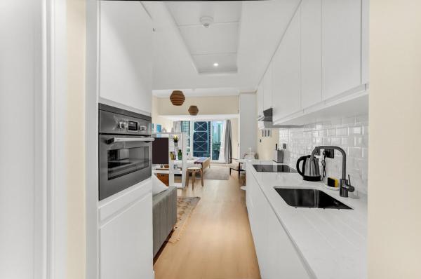 Waves - Modern Studio with Stunning Lake Views in JLT的照片6