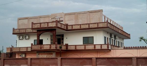 A la foto es mostra l'objecte Vrindavan Garden & Hotel situat a la ciutat de Banār.
