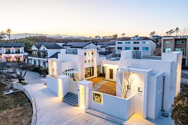 照片显示了位于Kyŏngp'o-mal市的Gangneung ENG Private Pool Villa物件。