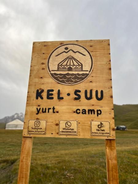 Na fotografii je vidět objekt Kel-Suu yurt camp nacházející se ve městě Kol-Suu.