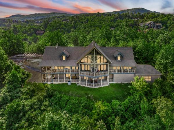Magestica - Luxury Lodge -Wedding Retreats And Getaways - Premiere Smoky Mountain Views Gatlinburg-pigeon Forge- Outdoor Pool - Arcade Room - Luxury Lodge Compound - Townsend, TN