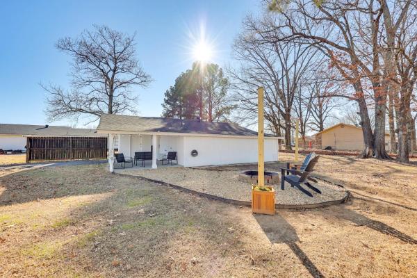 Na fotografii je vidět objekt Pet-Friendly Studio with Yard and Fire Pit in Vilonia! nacházející se ve městě Vilonia.