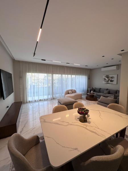 写真にはAbū Rawwāsh市にあるPrime cozy modern villaが写っています。