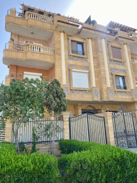 Na fotografii je vidět objekt New Cairo 3BR Villa Garden & Prime Location By Best of Bedz nacházející se ve městě Káhira.