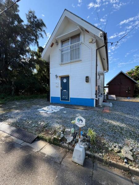 写真には恩納村市にあるCottage Blueが写っています。