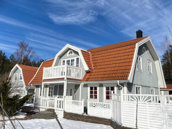 En la foto se muestra el objeto Grand 5 Room Villa in Kallfors, Järna, Stockholm near Forest, the Baltic Sea and a Golf course - a whole house no shared rooms ubicado en la ciudad de Järna.