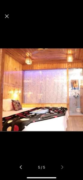 Na fotografii je vidět objekt Altaf's motel nacházející se ve městě Matheran.