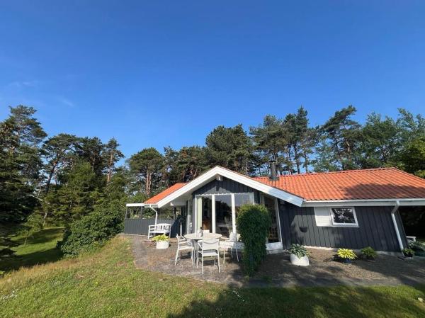 Cottage right next to the beach, Marielyst