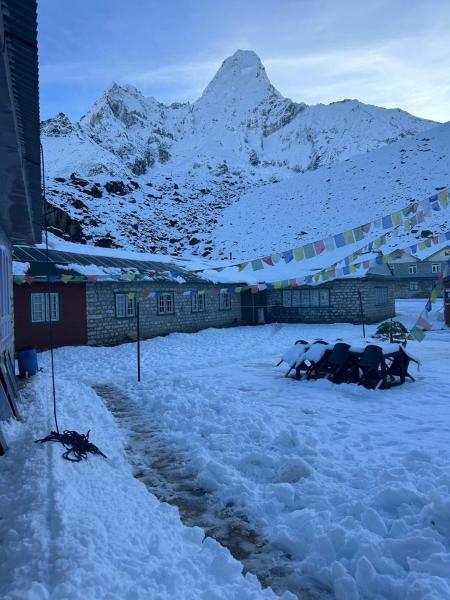 Na foto é possível ver o objeto Amadablam Base Camp Lodge localizado na cidade de Mingbo.