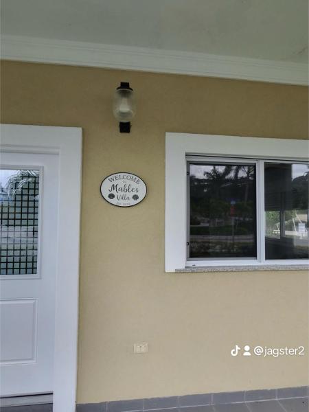 Na zdjęciu widoczny jest obiekt Mable's Villa położony w mieście Saint Annʼs Bay.