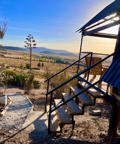 En la foto se muestra el objeto apple camp cabaña alpina ubicado en la ciudad de Mesa de las Tablas.