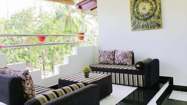The photo shows the Dreams Villa located in the city of Beruwala.