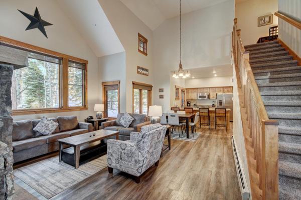 Foto 1: Spacious, Updated Townhome with Private Garage condo