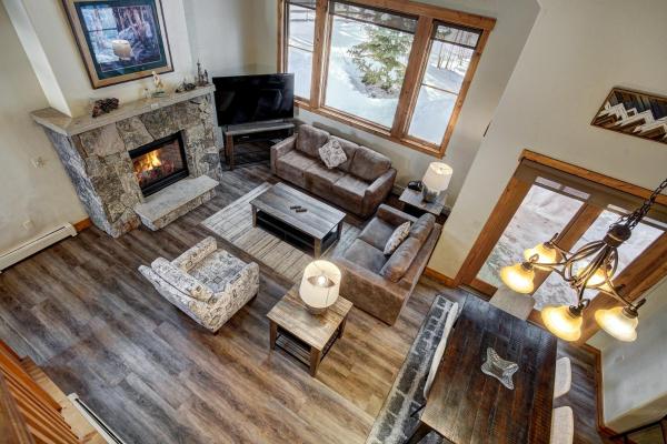 Foto 2: Spacious, Updated Townhome with Private Garage condo