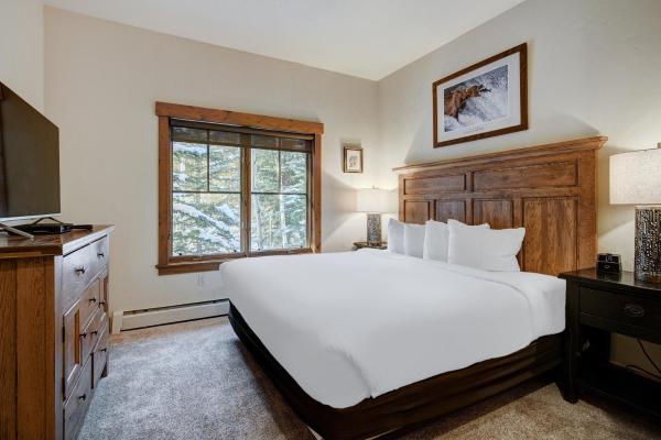 Foto 5: Spacious, Updated Townhome with Private Garage condo