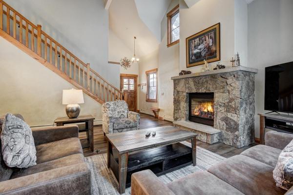 Foto 7: Spacious, Updated Townhome with Private Garage condo