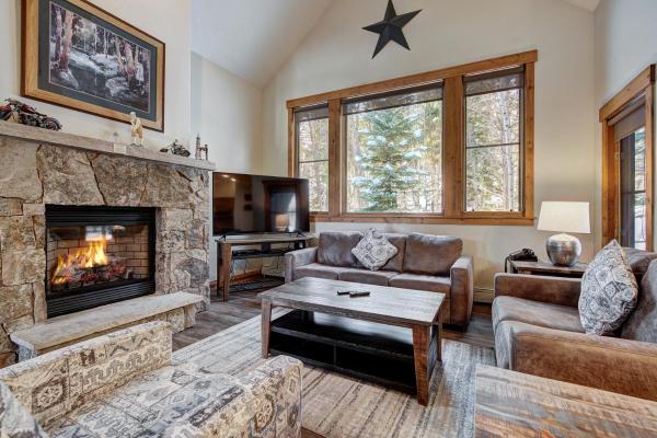Foto 8: Spacious, Updated Townhome with Private Garage condo