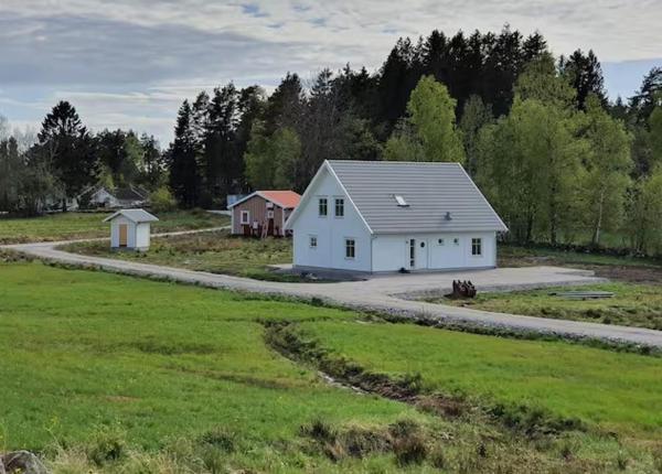 Na foto é possível ver o objeto Törreby 230 localizado na cidade de Bräcketorp.