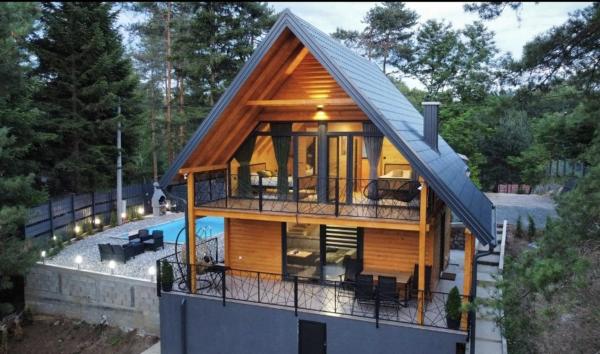 A la foto es mostra l'objecte Villa Pine situat a la ciutat de Babice Gornje.