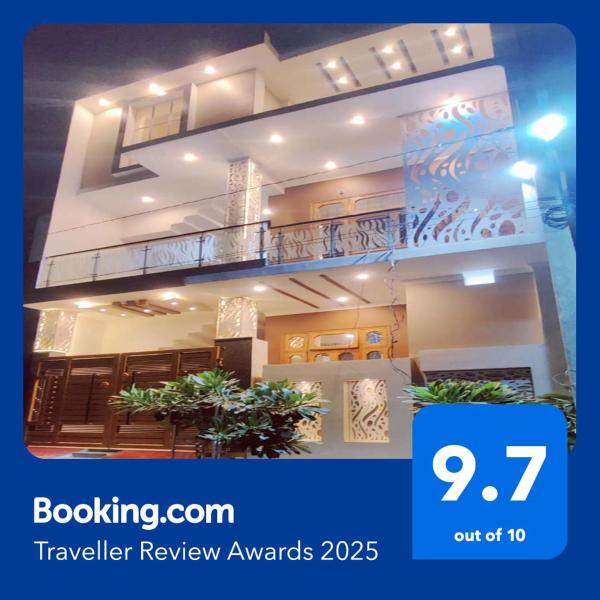 På bildet vises objektet Blessing's Home Stay 5 Bedrooms Luxury Villa Exquisite 5 Bedroom Villa Ideal Family Home Stay with Spacious Living som ligger i byen Lucknow.