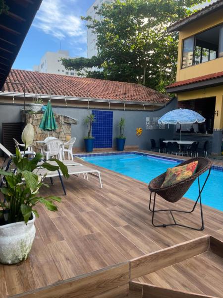 A la foto es mostra l'objecte Lindo Sobrado Amarelo -próximo a praia situat a la ciutat de Mongaguá.