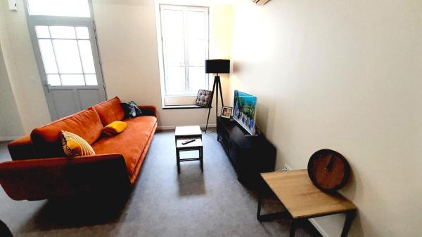På billedet ses objektet Ecueillé centre -bel appart neuf 2 chambres beliggende i byen Écueillé.