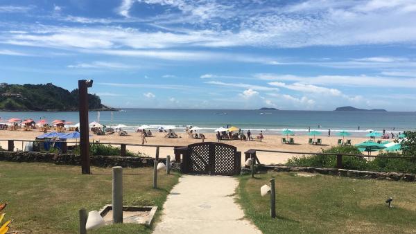 A la foto es mostra l'objecte Casa Espetacular na areia da Praia de Geribá situat a la ciutat de Búzios.