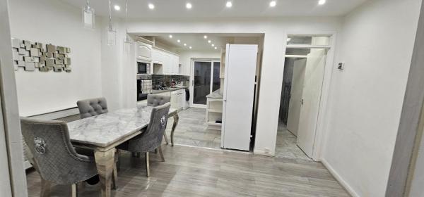Foto 6: Spacious & Modern 2-Bed House in Dagenham