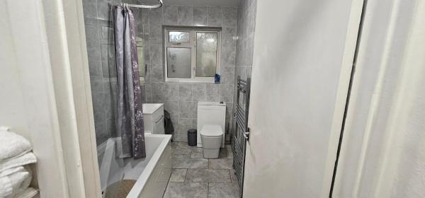 Foto 8: Spacious & Modern 2-Bed House in Dagenham