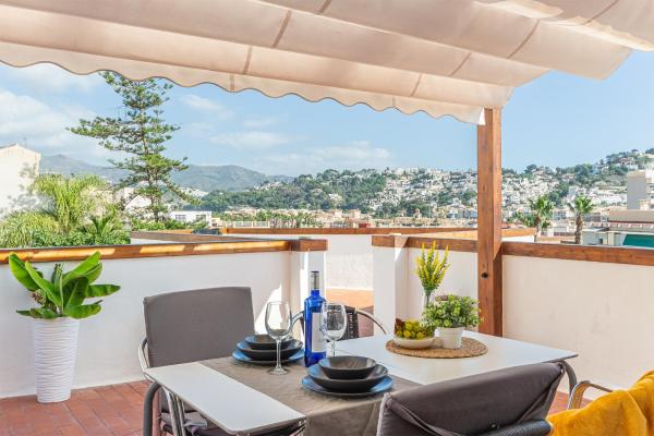 A la foto es mostra l'objecte Casa Lola. Preciosa azotea vistas panorámicas situat a la ciutat de Almuñécar.