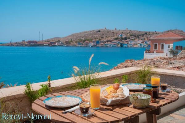 A la foto es mostra l'objecte Remvi Seaside Houses situat a la ciutat de Halki.
