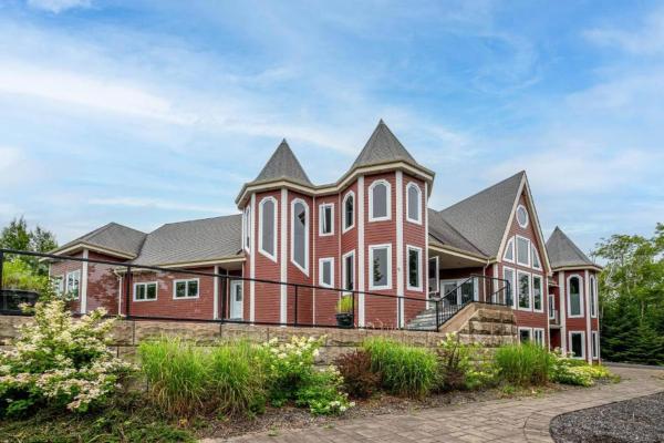 Na zdjęciu widoczny jest obiekt Serene Chateau on Moody Lake położony w mieście Sambro.