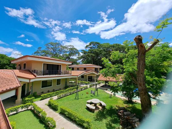 Na fotografii je vidět objekt Papagayo Hotel y Villas nacházející se ve městě Playa Panama.