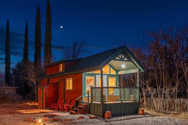 A la foto es mostra l'objecte NEW Moondance Majestic Mini Cabin Cathedral Rock situat a la ciutat de Sedona.
