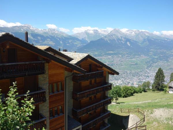 Na fotografii je vidět objekt Cozy Apartment With Valley Views nacházející se ve městě Veysonnaz.