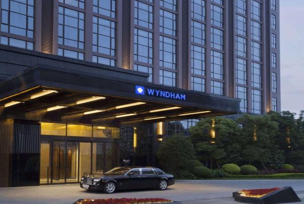 Na fotografii je vidět objekt Wyndham JinJiang Hotel nacházející se ve městě Ťin-ťiang.