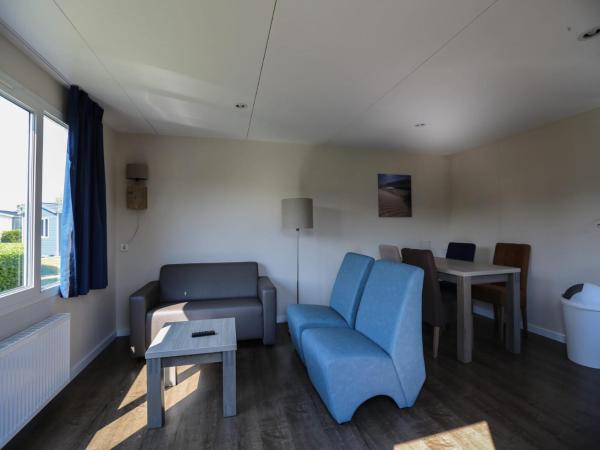 A la foto es mostra l'objecte Chalet on the recreational lake and the Veluwe situat a la ciutat de Lathum.