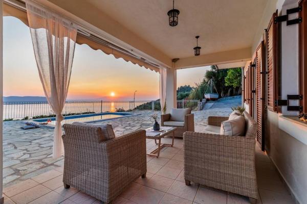 На фото показан объект Aigaio pool Villa, gaze the sunset over the Aegean sea, расположенный в городе Глосса.