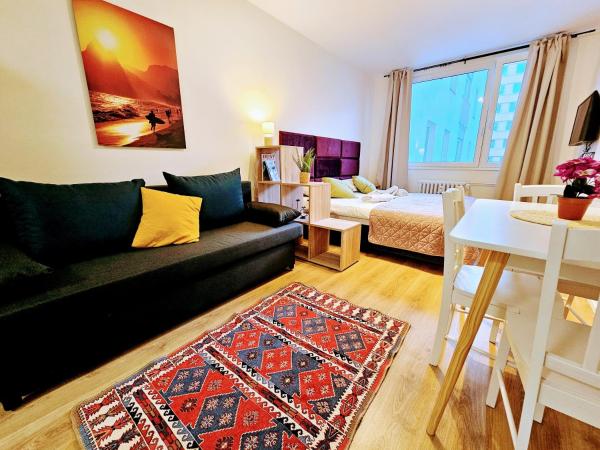TERRACE-VIEW PRAGUE APARTMENTS for Business & Leisure, FREE PARKING & Gym, Near Metro & Aqua Sport Centre, Прага