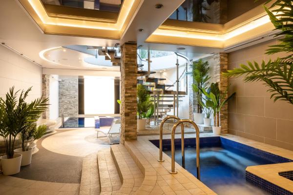 На фото показан объект Coco Boutique Hotel & Spa, расположенный в городе Карпач.