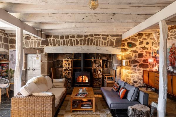 A la foto es mostra l'objecte Gîte le Clou situat a la ciutat de Thiézac.
