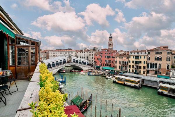 A la foto es mostra l'objecte Rialto Terrace on the Grand Canal situat a la ciutat de Venècia.