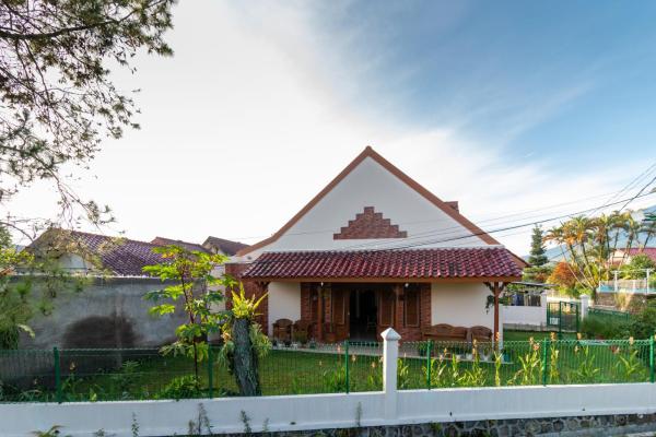 Na fotografii je vidět objekt Belgareti Modern Ethnic House Cipanas Puncak nacházející se ve městě Cibadak.